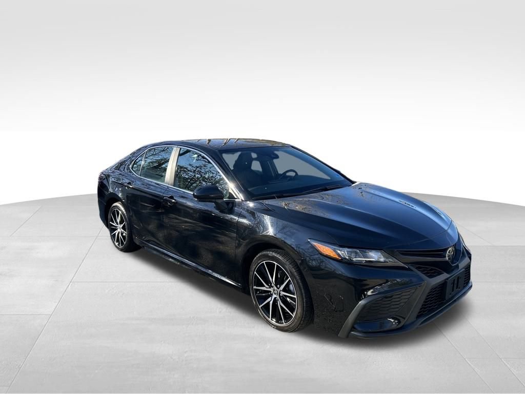 Used 2024 Toyota Camry SE image 7