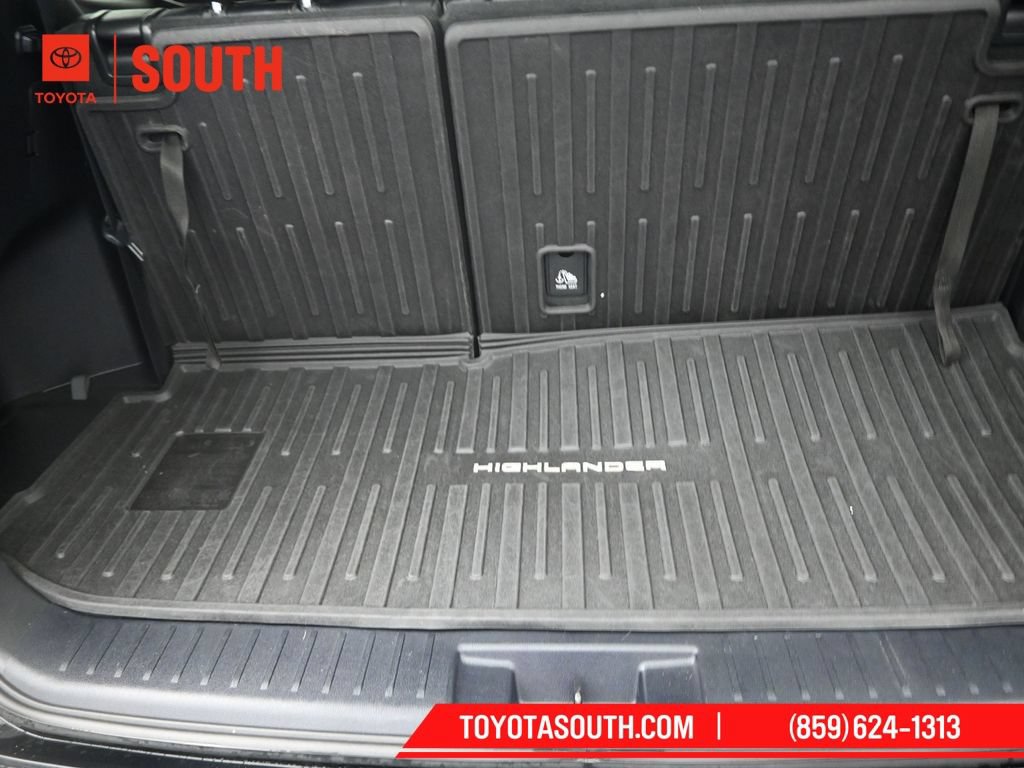 Used 2020 Toyota Highlander XLE AWD/4WD image 32