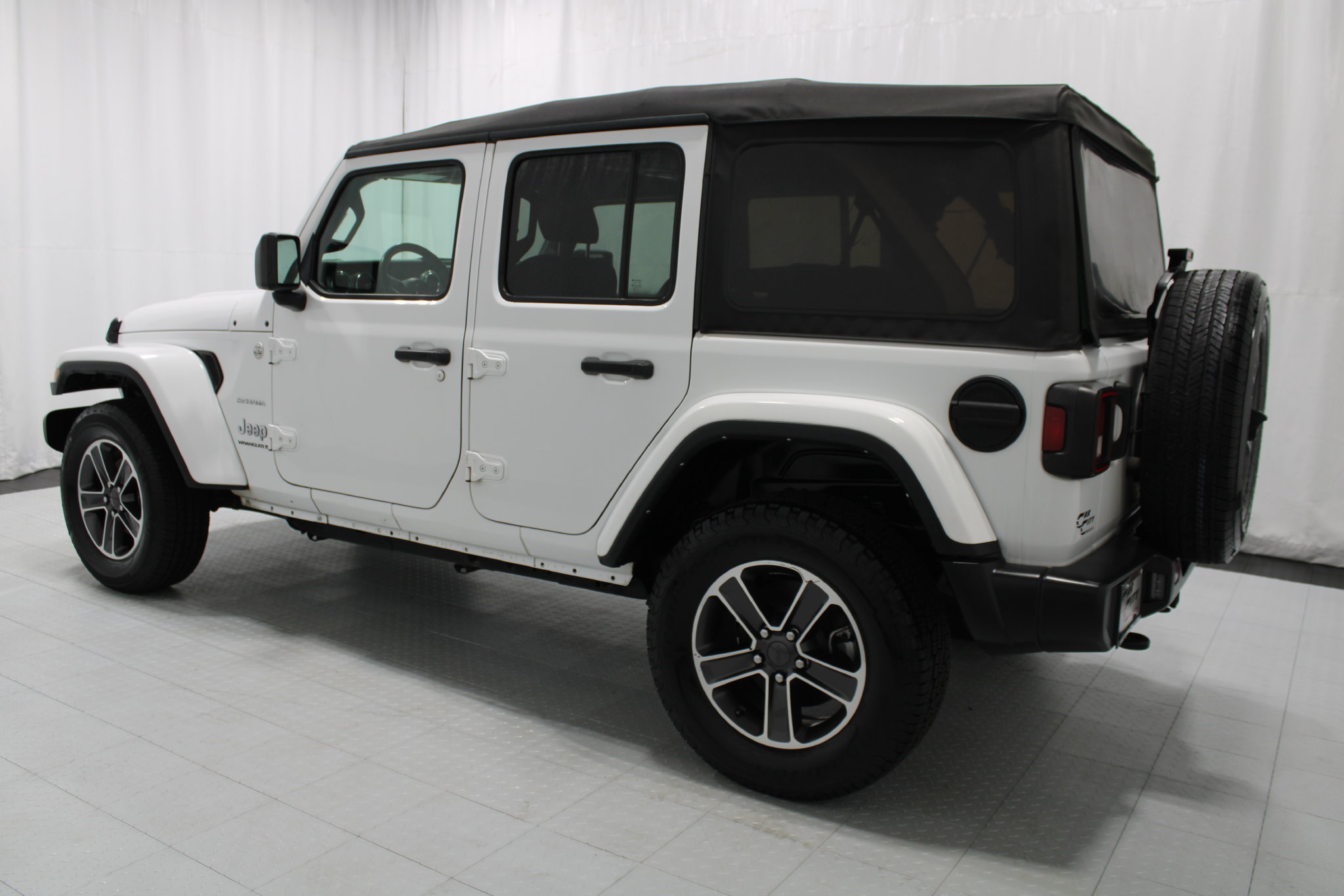Used 2023 Jeep Wrangler Unlimited Sahara w/ Cold Weather Group AWD/4WD image 8