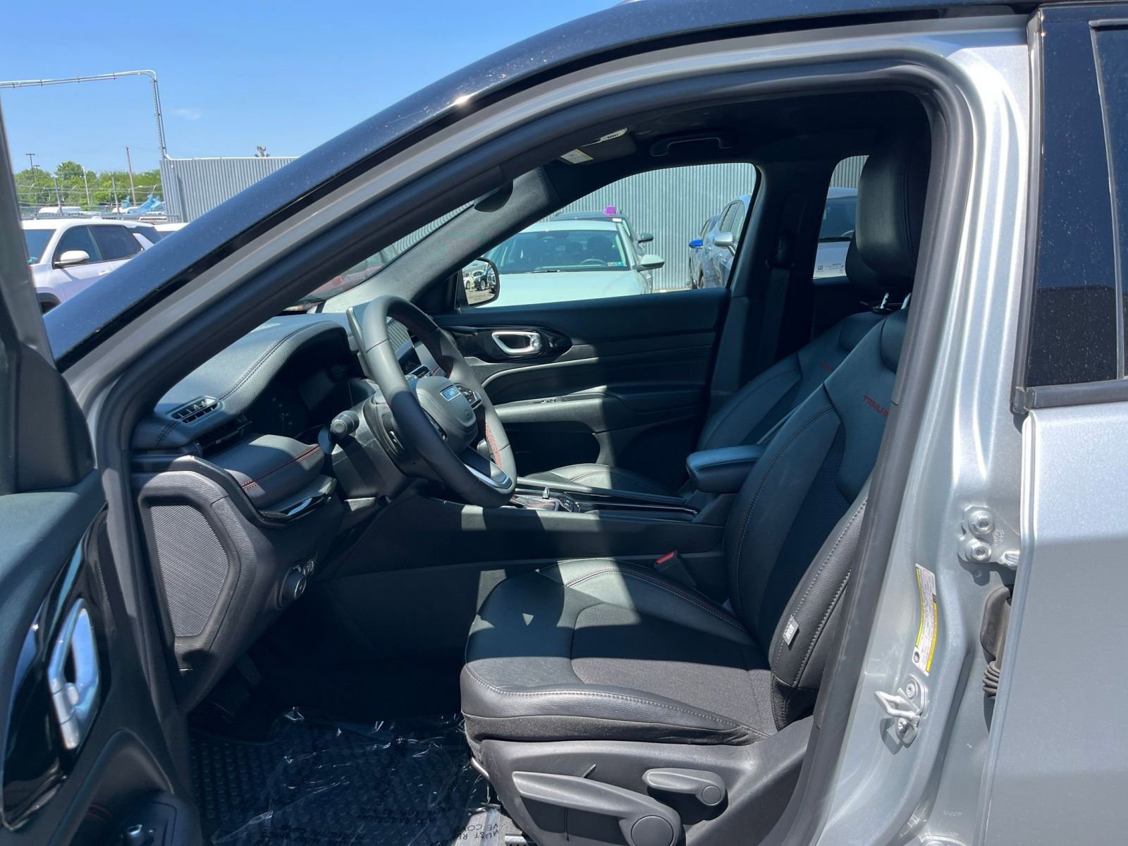 Used 2025 Jeep Compass Trailhawk AWD/4WD image 25