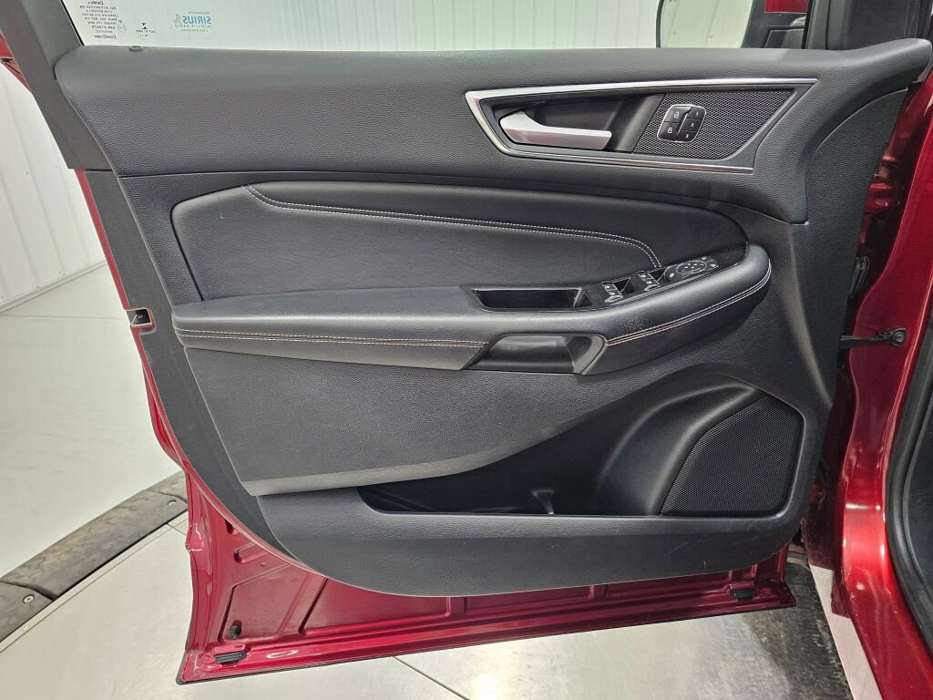 Used 2017 Ford Edge Titanium w/ Equipment Group 302A AWD/4WD image 32