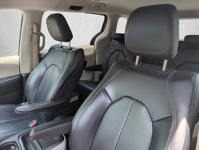 Used 2018 Chrysler Pacifica Touring-L FWD image 9