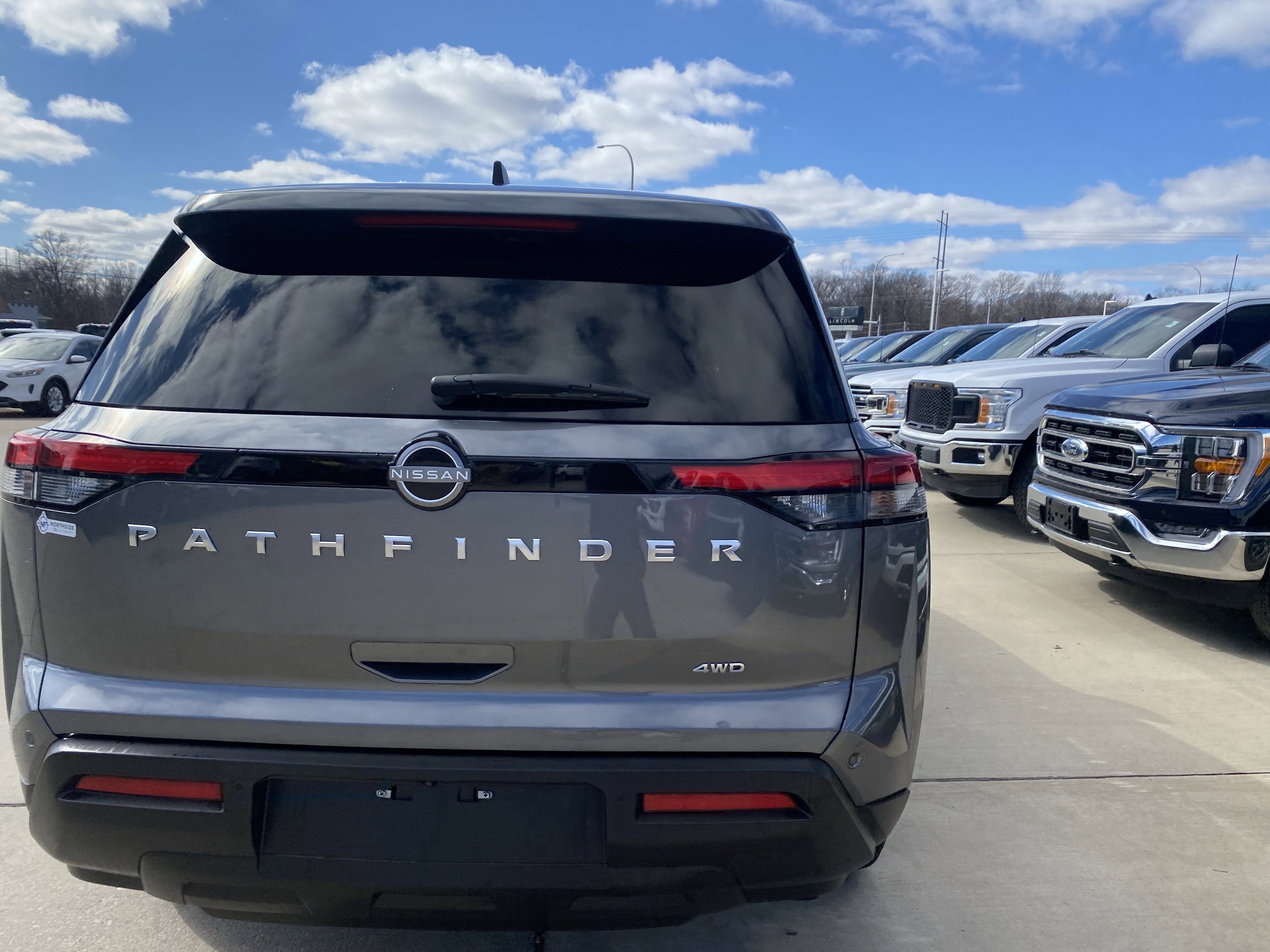 Used 2024 Nissan Pathfinder S image 7