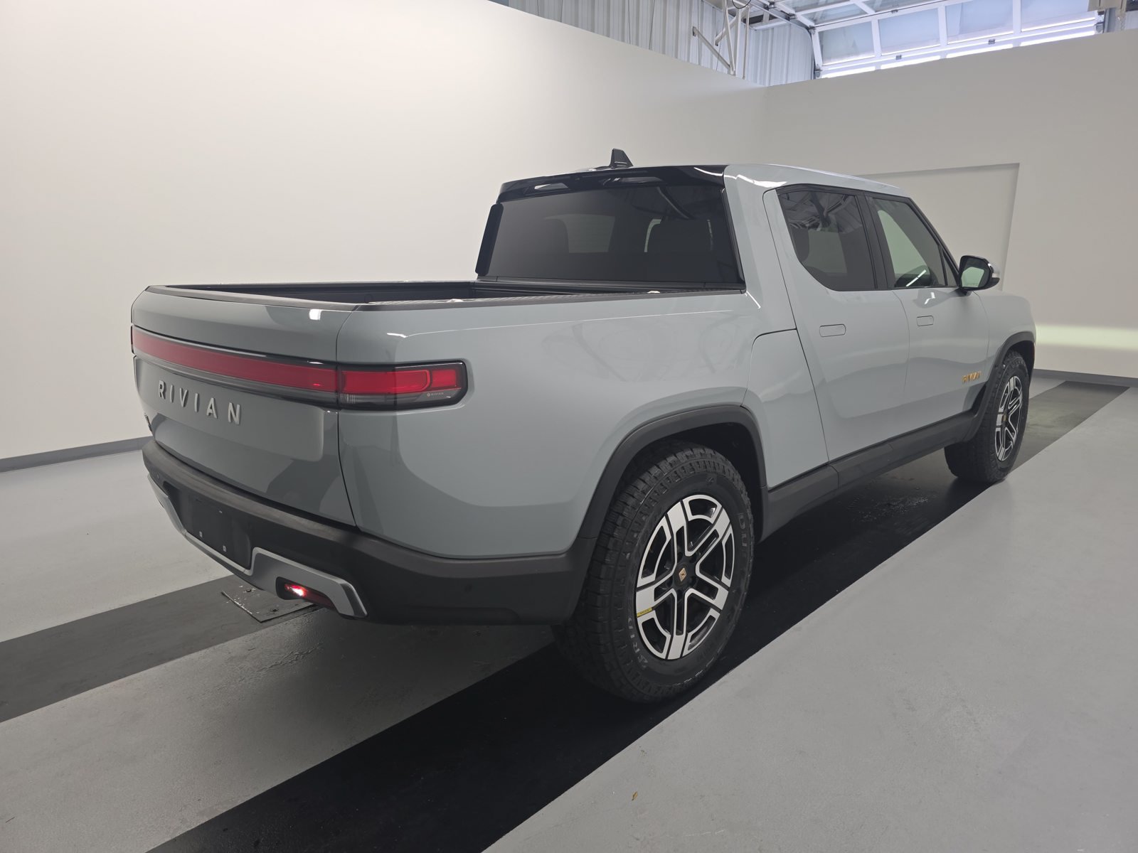 Used 2022 Rivian R1T Adventure AWD/4WD image 5