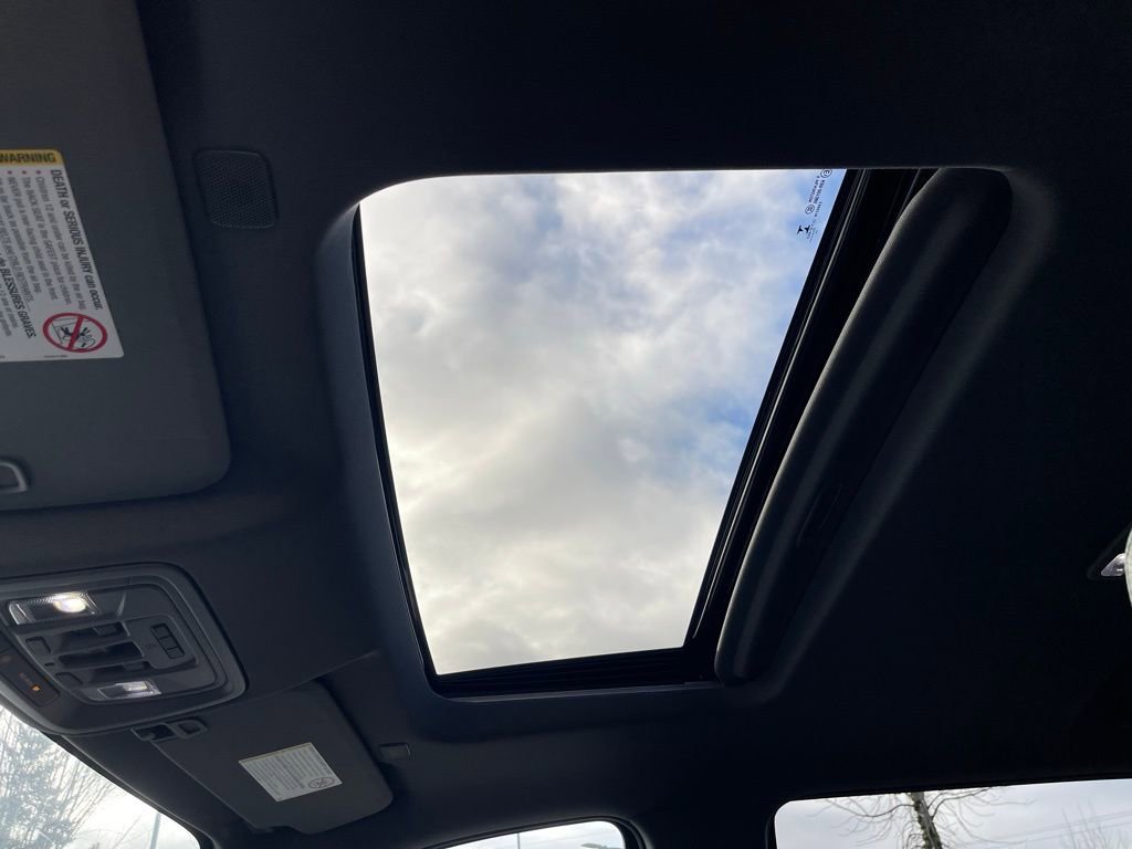 Used 2023 GMC Sierra 3500 Denali w/ Denali Black Diamond Edition image 9