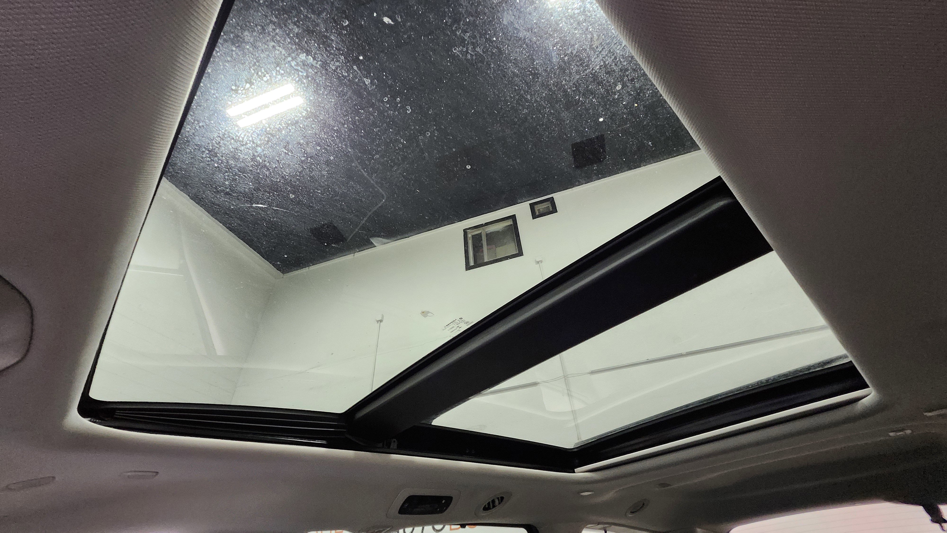 Used 2023 Chrysler Pacifica Limited image 2