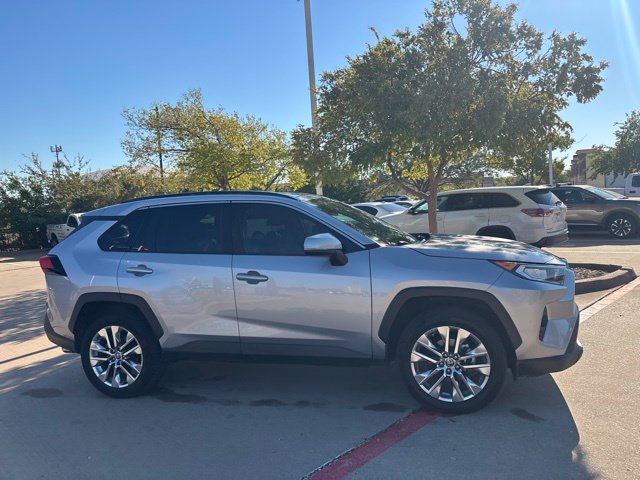 Used 2021 Toyota RAV4 XLE Premium FWD image 4