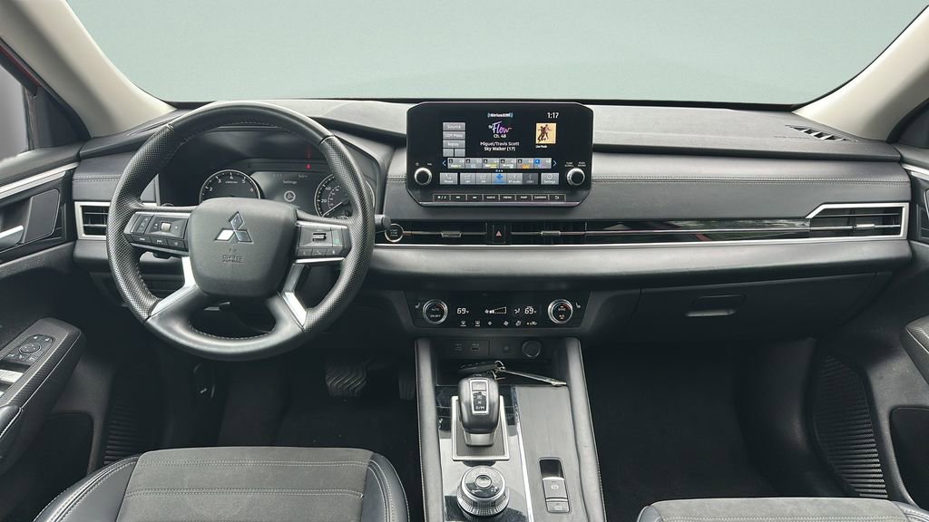 Used 2024 Mitsubishi Outlander SE Black Edition FWD image 11