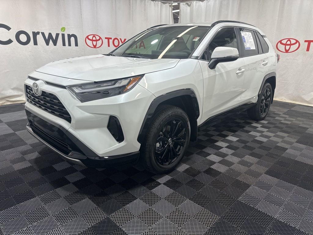 Used 2025 Toyota RAV4 SE image 3
