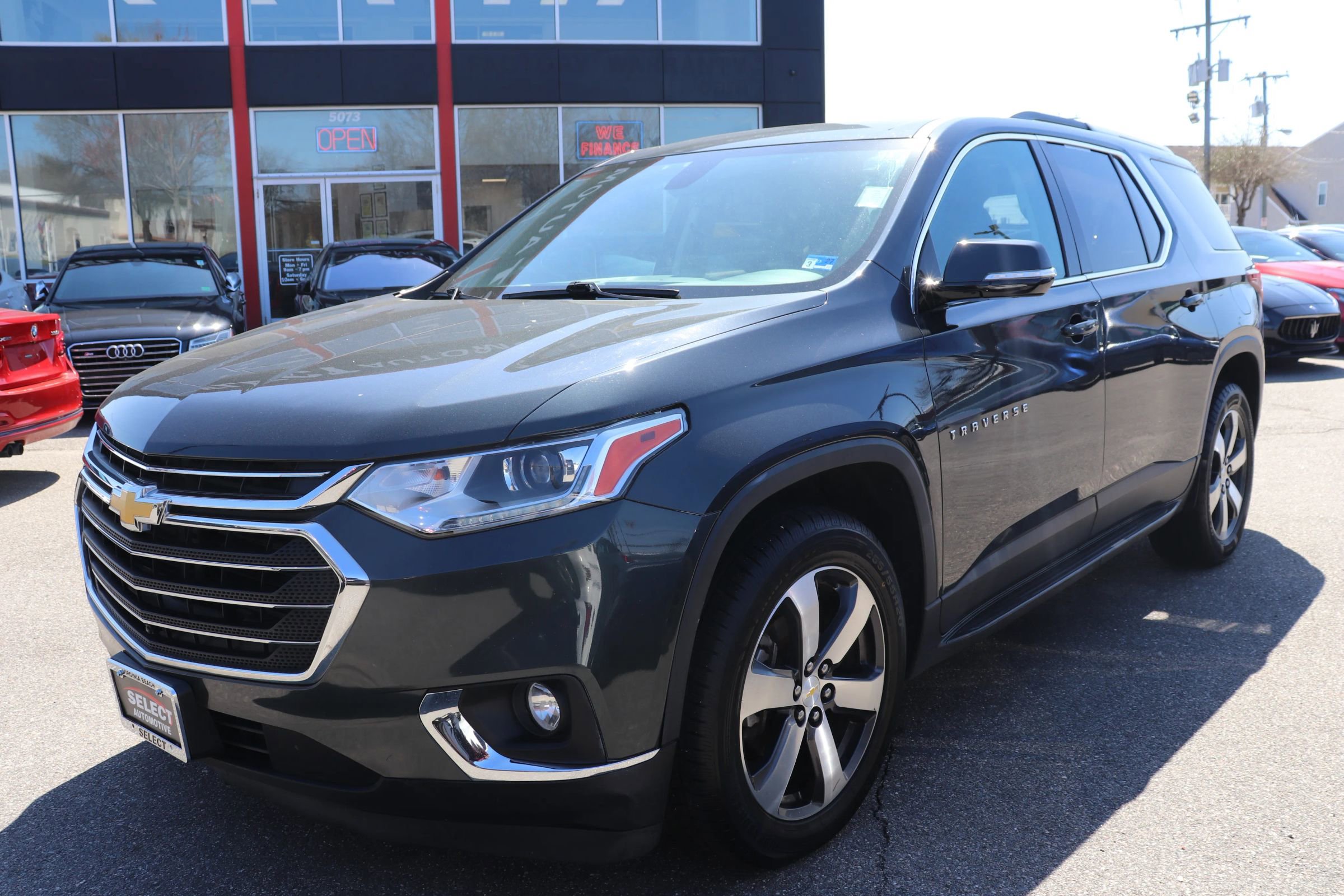 Used 2018 Chevrolet Traverse LT image 2