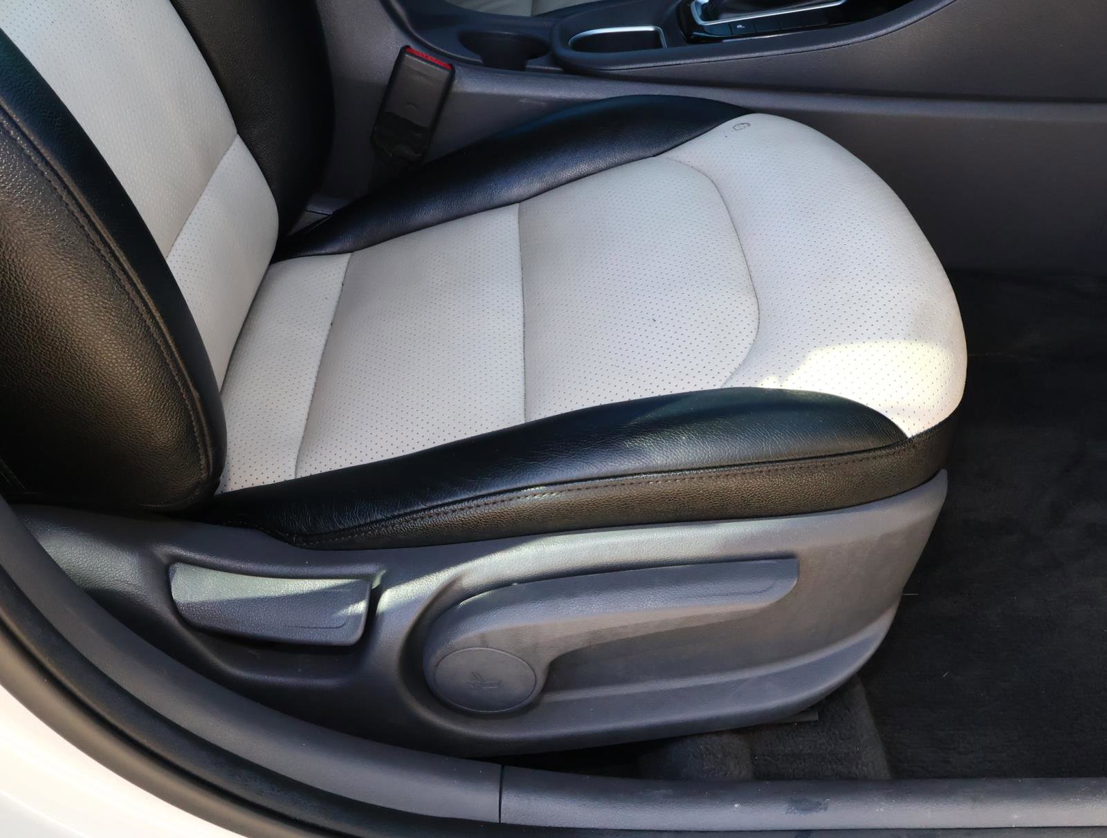 Used 2022 Hyundai Ioniq SE image 14