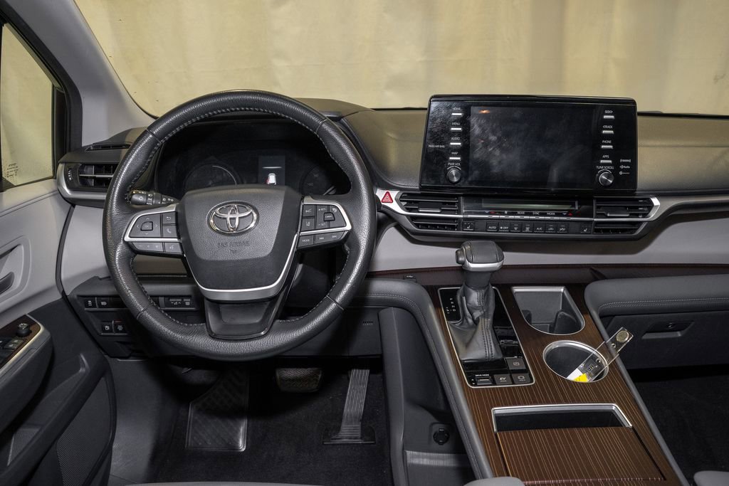 Used 2021 Toyota Sienna XLE image 2