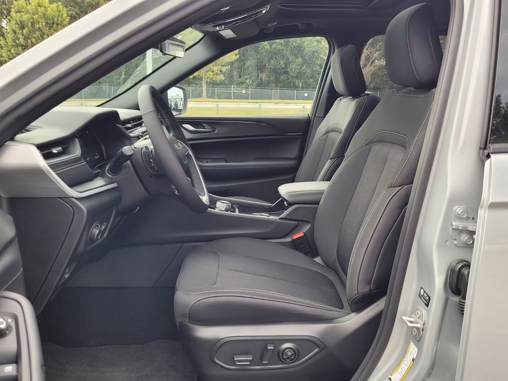 New 2025 Jeep Grand Cherokee Laredo X w/ Luxury Tech Group I image 10