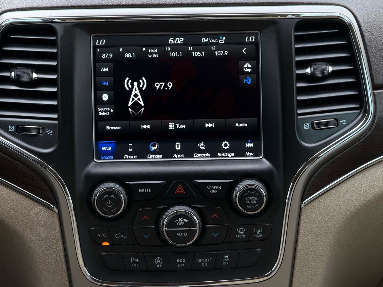 Used 2018 Jeep Grand Cherokee Overland AWD/4WD image 18