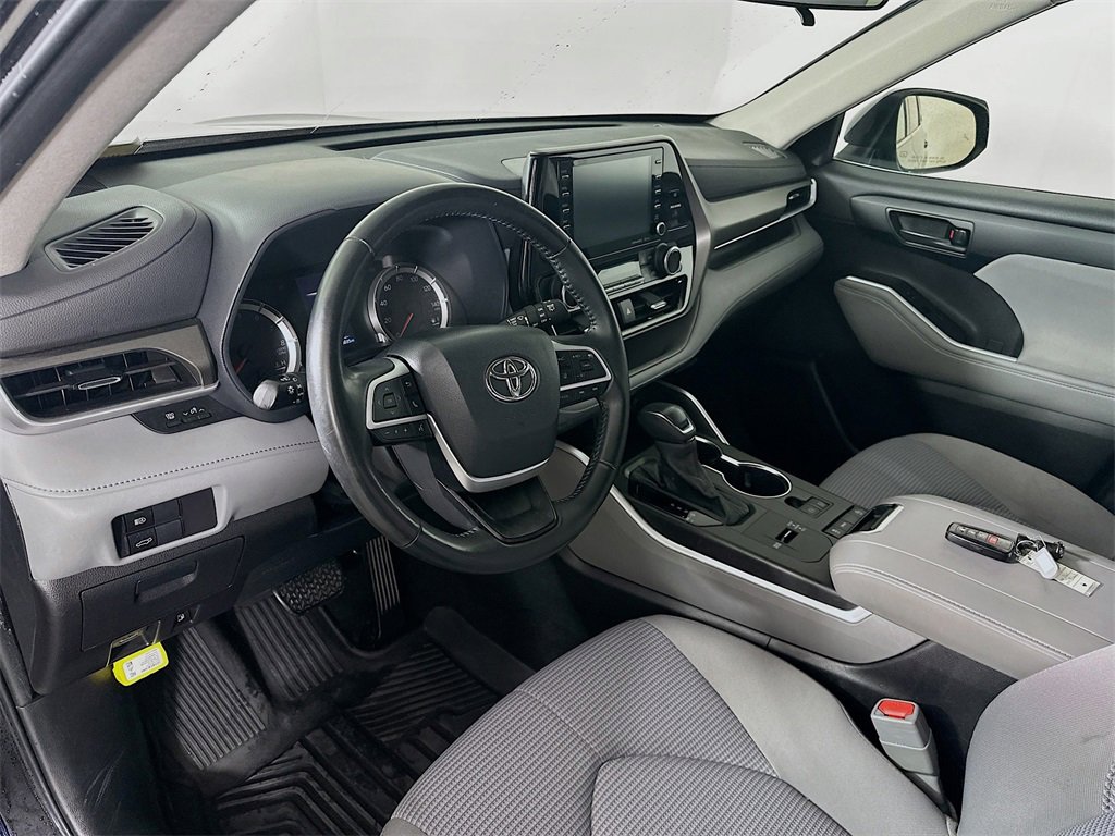 Used 2022 Toyota Highlander LE image 29