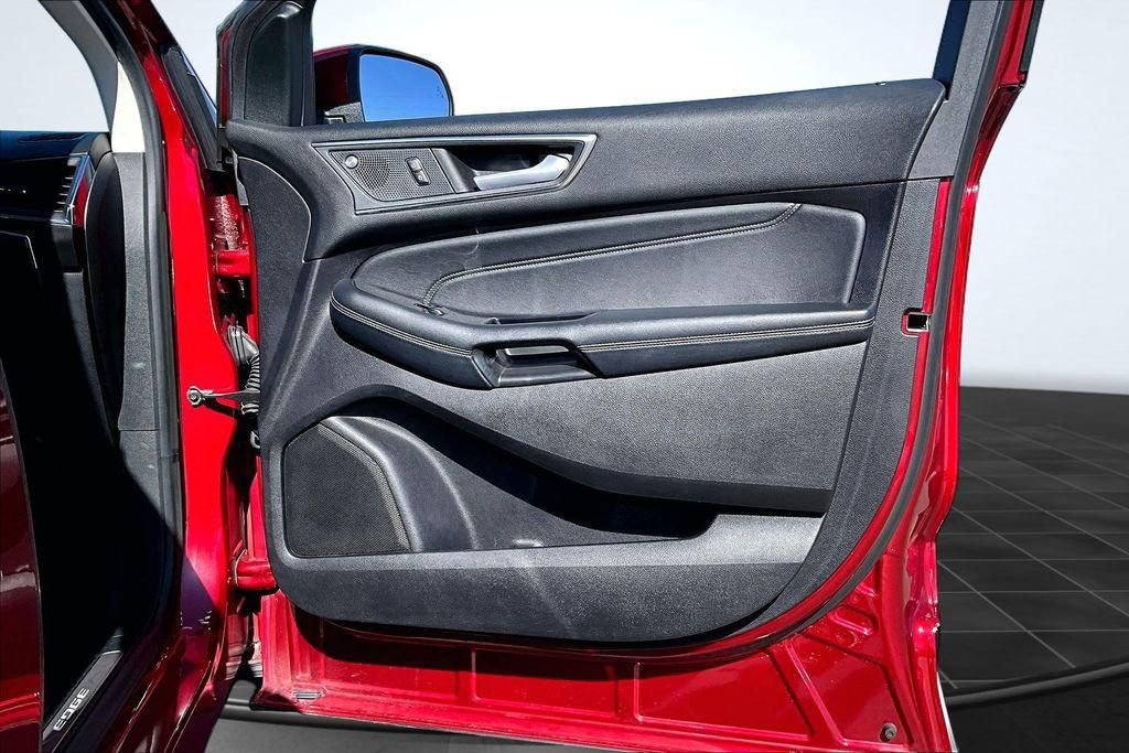 Used 2019 Ford Edge Titanium w/ Equipment Group 301A image 24