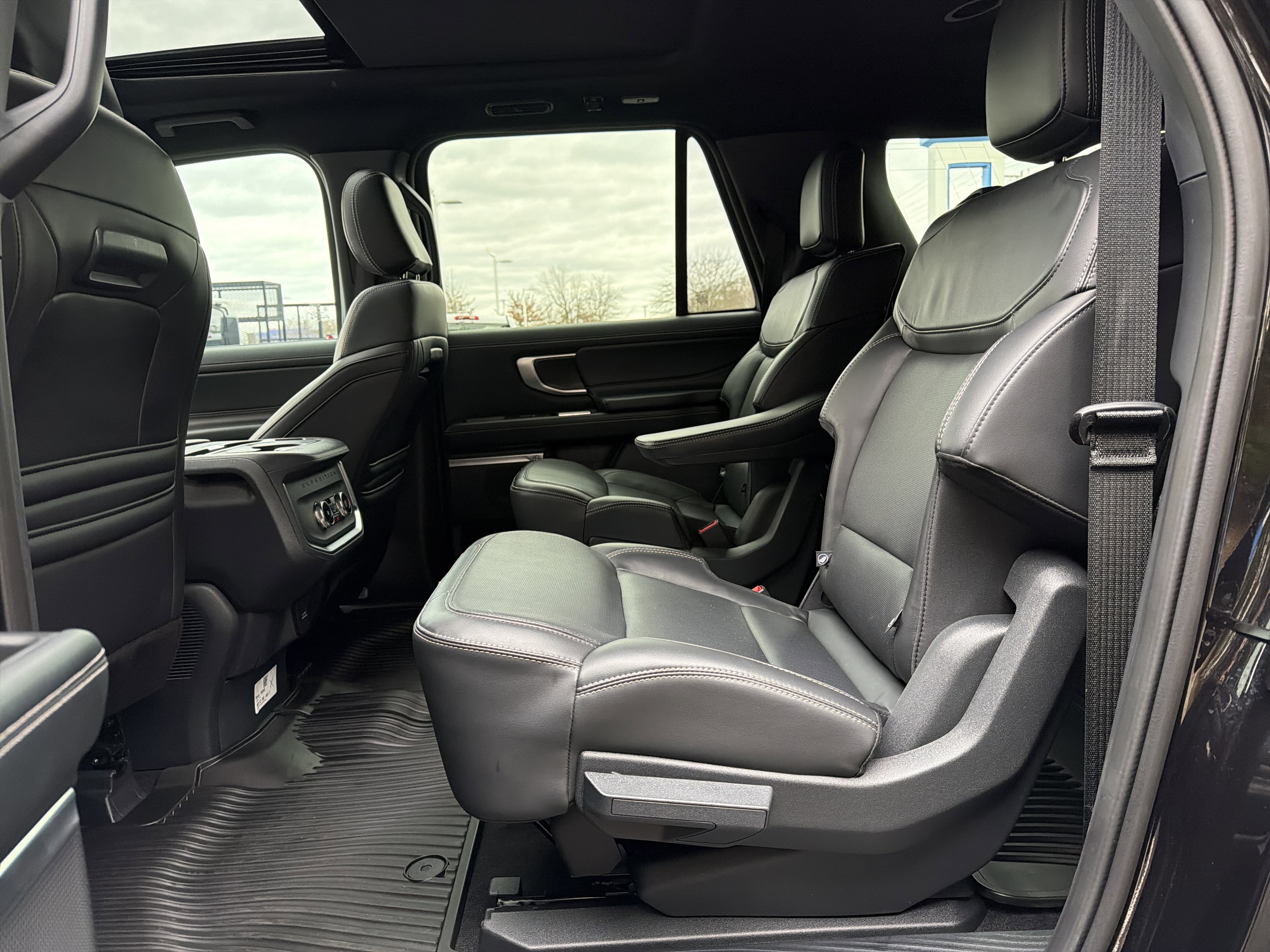 Used 2025 Ford Expedition Max Platinum w/ Stealth Appearance Package image 31