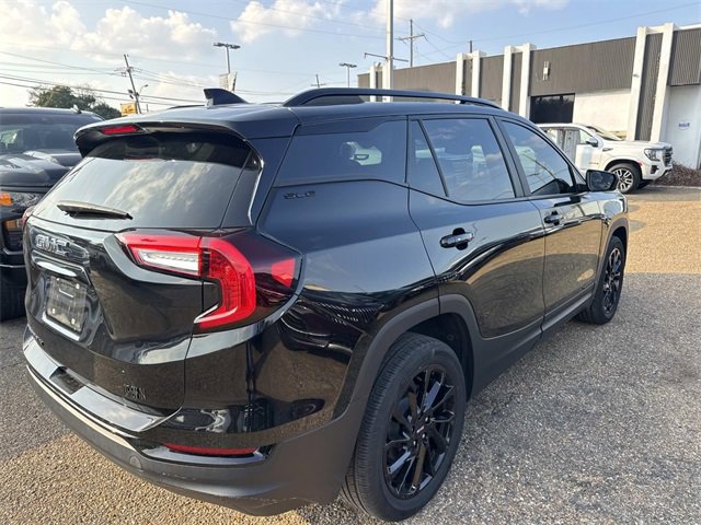 Used 2024 GMC Terrain SLE w/ Elevation Edition image 9