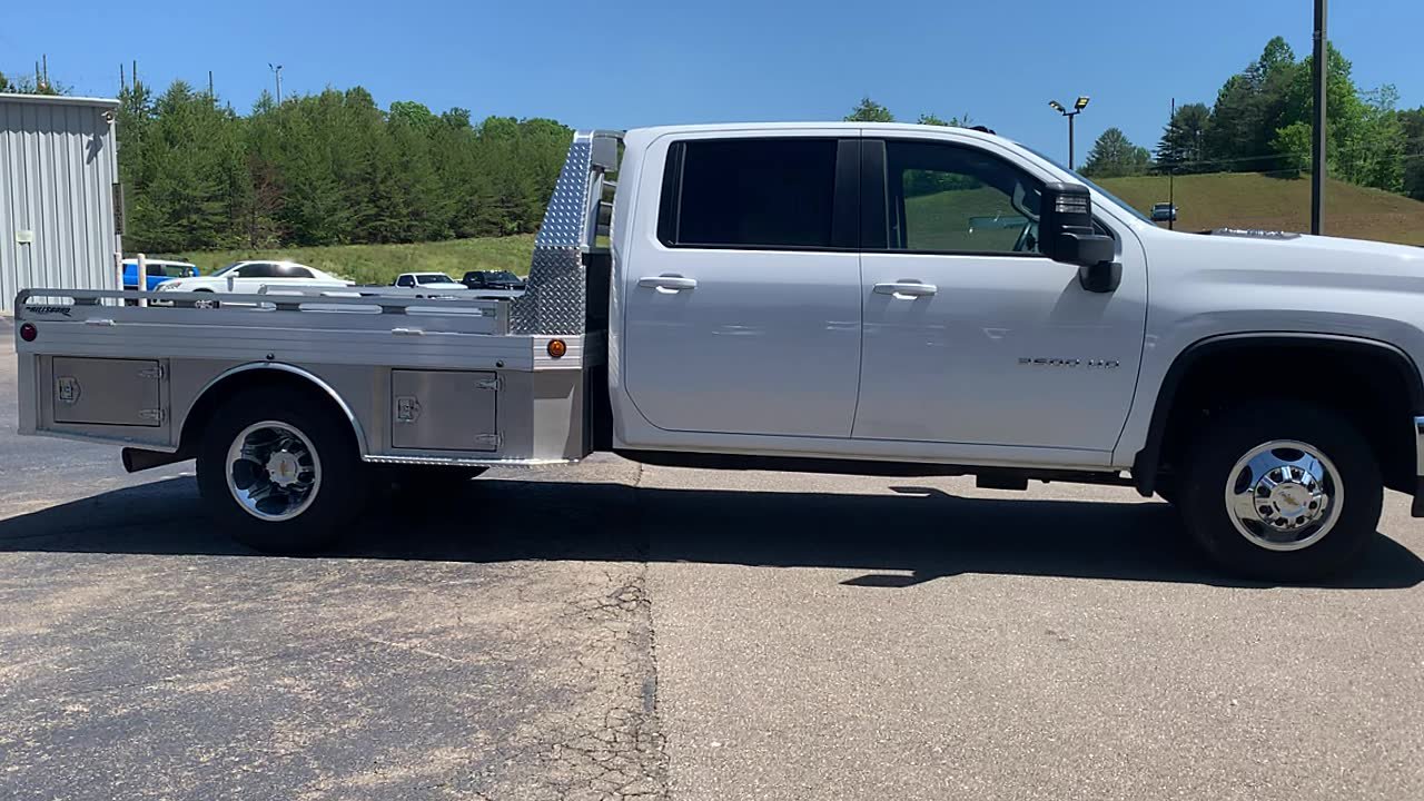 Used 2025 Chevrolet Silverado 3500 LT w/ Convenience Package AWD/4WD image 9