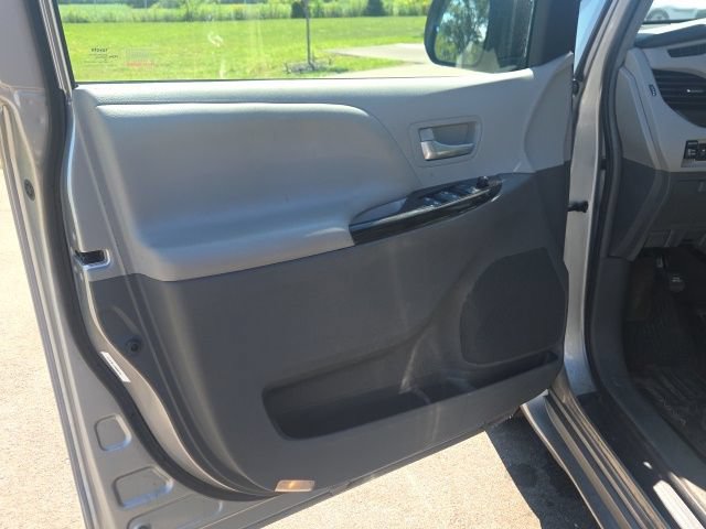 Used 2017 Toyota Sienna XLE w/ XLE Navigation Package FWD image 26