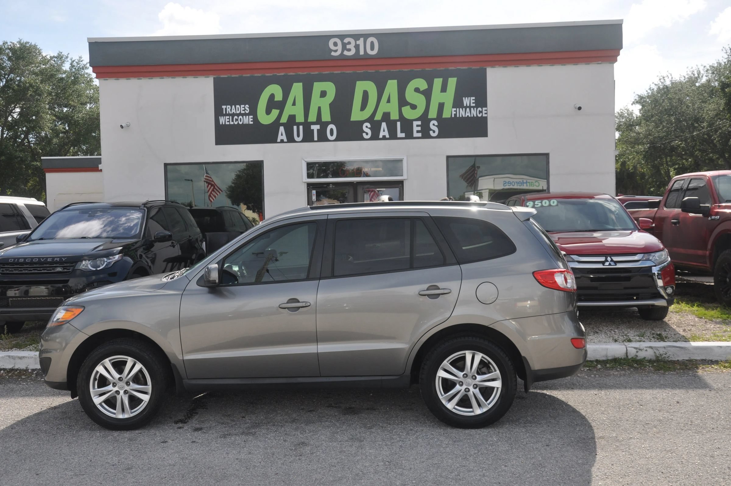 Used 2011 Hyundai Santa Fe SE FWD image 1