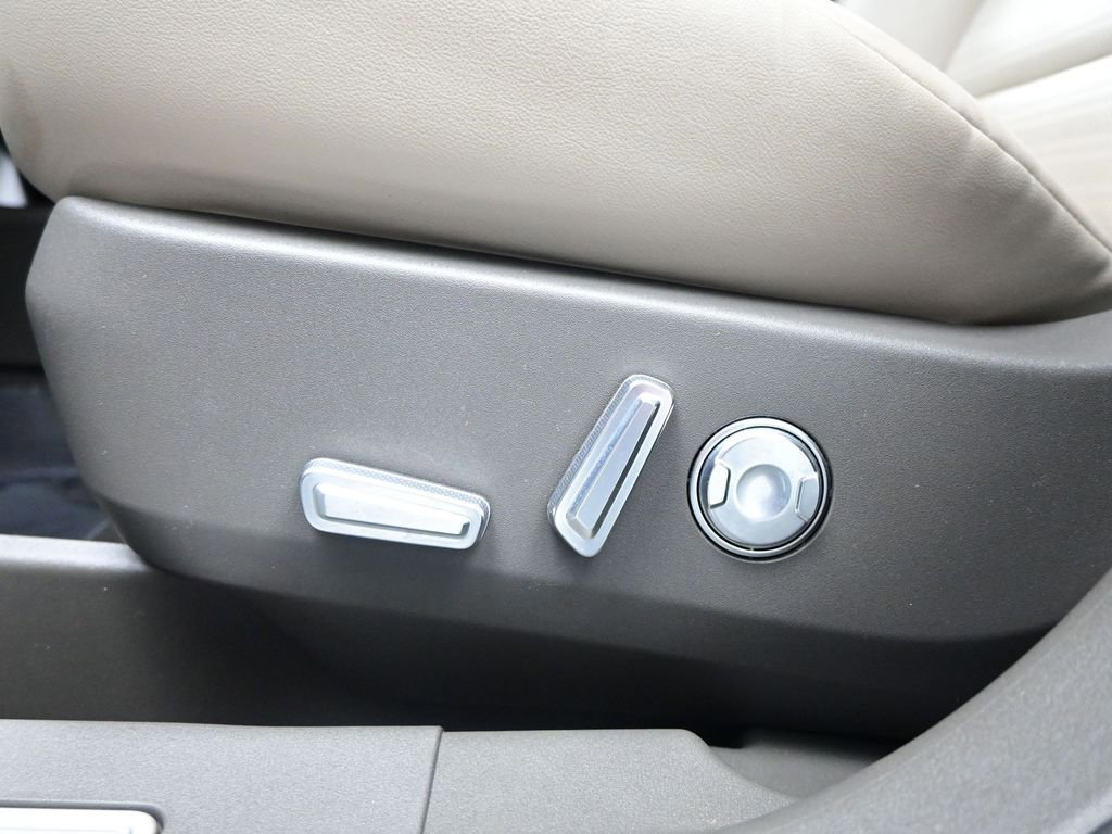 Used 2025 Lincoln Nautilus Reserve w/ Jet Appearance Package image 12