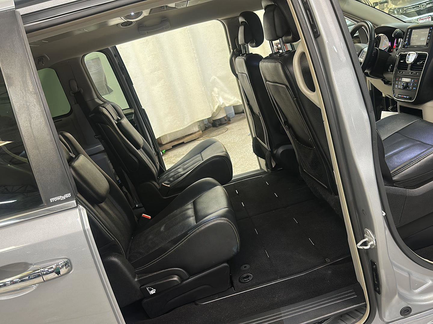 Used 2014 Chrysler Town & Country Touring-L w/ Driver Convenience Group image 29