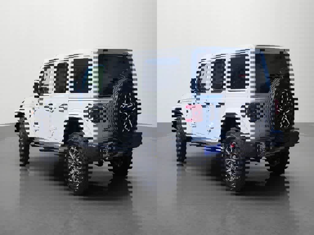 Used 2025 Jeep Wrangler Sahara image 4