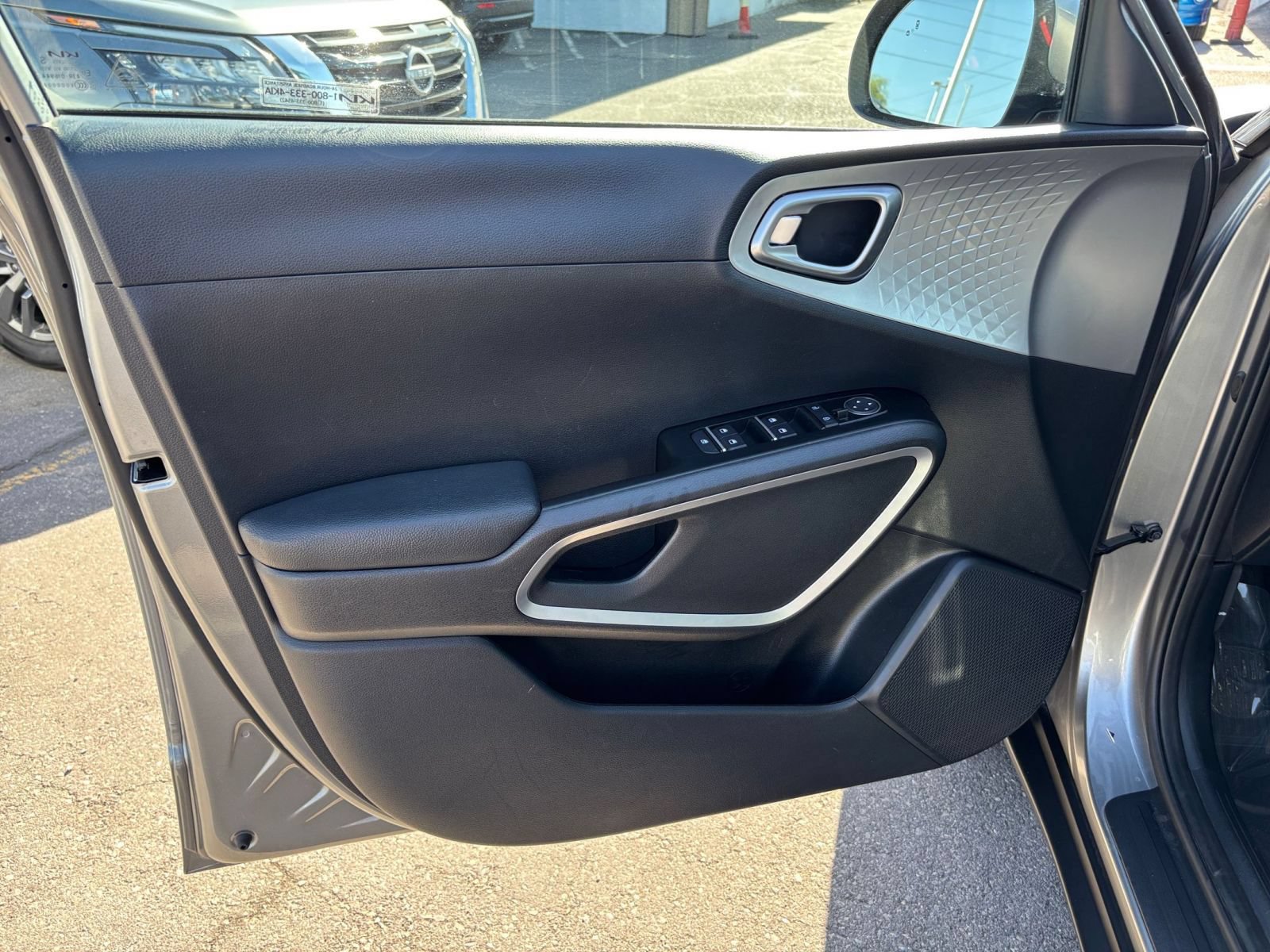 Used 2025 Kia Soul LX w/ LX Technology Package FWD image 18