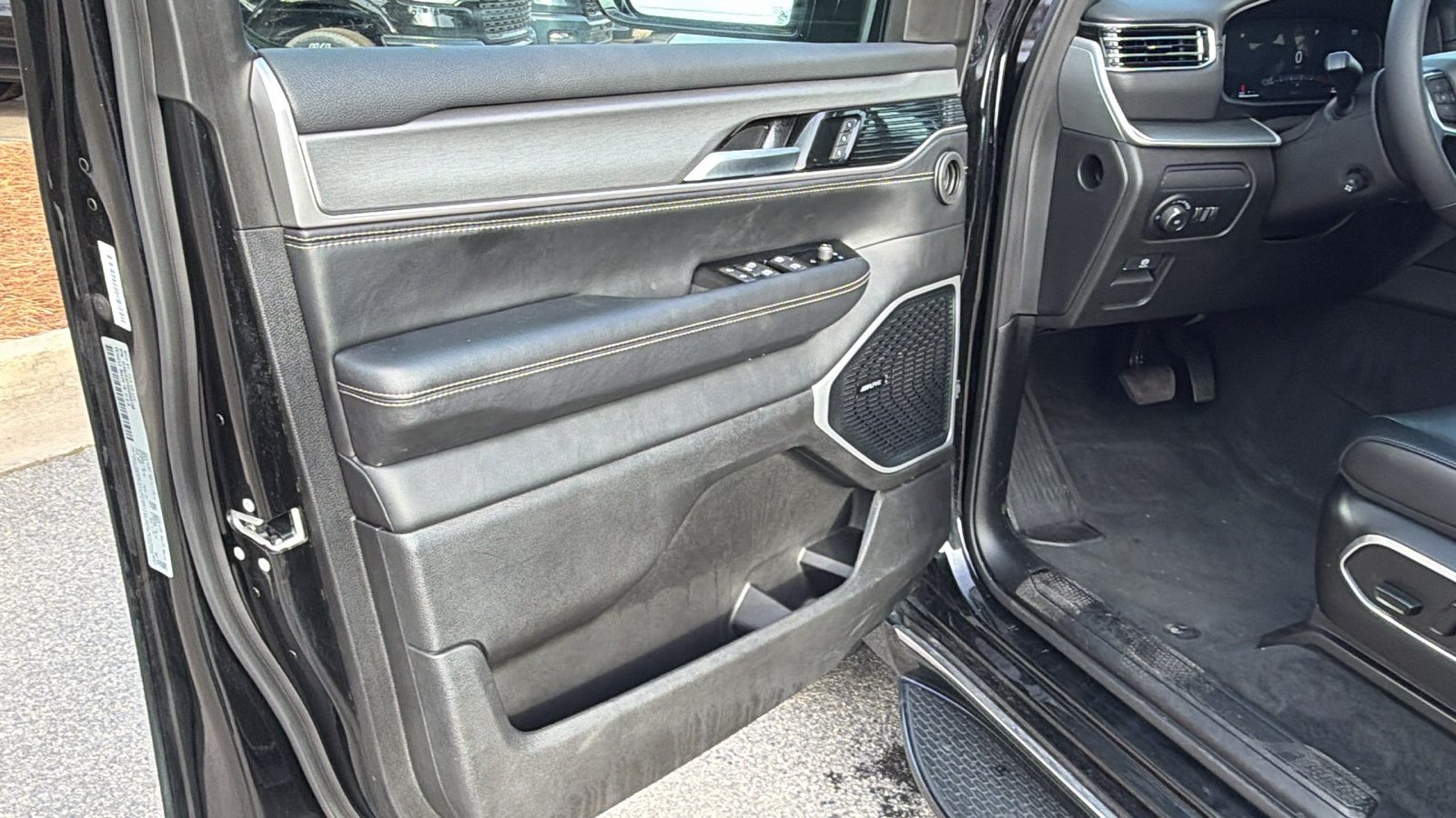 Used 2025 Jeep Wagoneer 4WD w/ Convenience Group I image 15