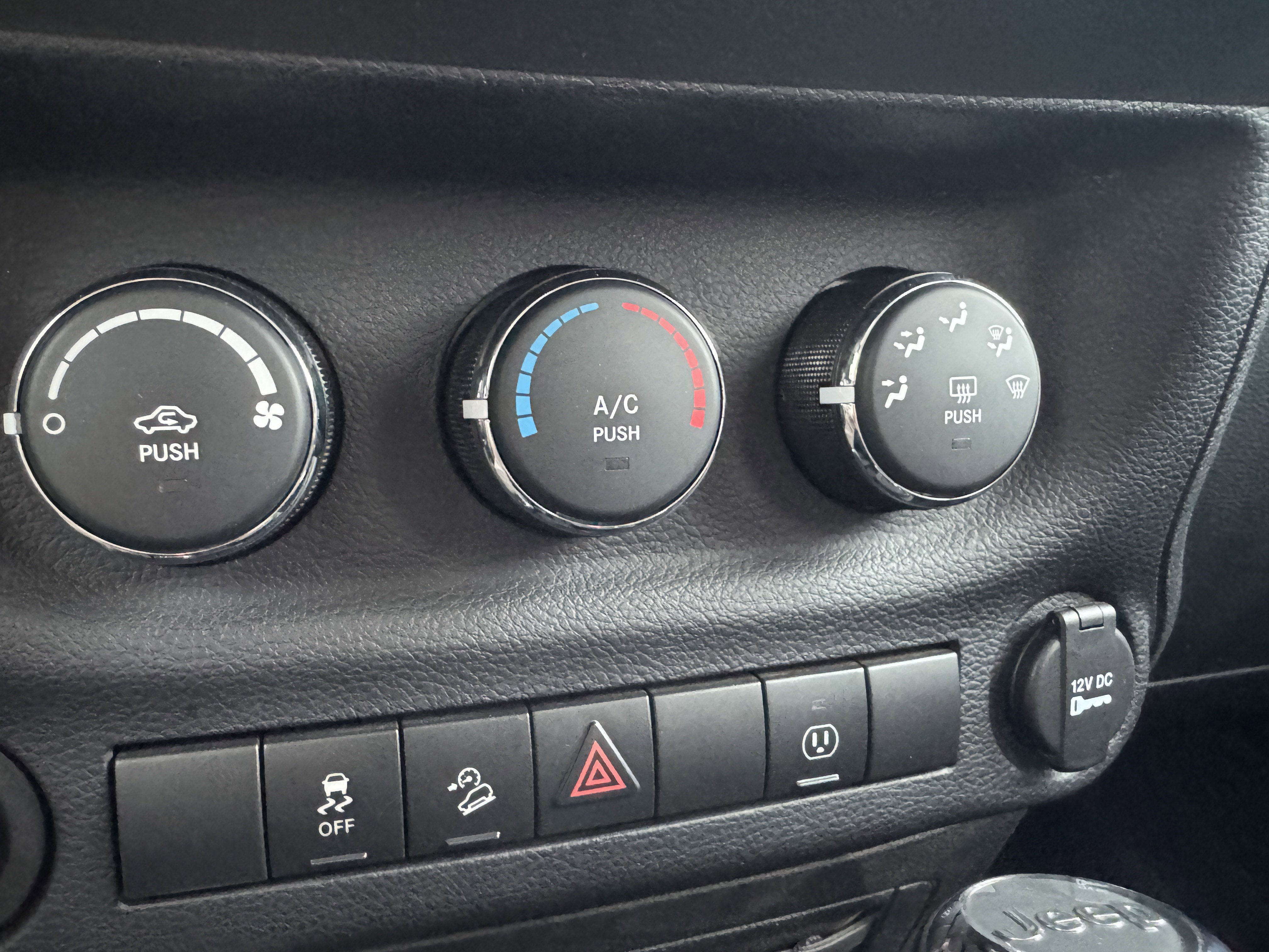 Used 2015 Jeep Wrangler Unlimited Sahara w/ Connectivity Group AWD/4WD image 26