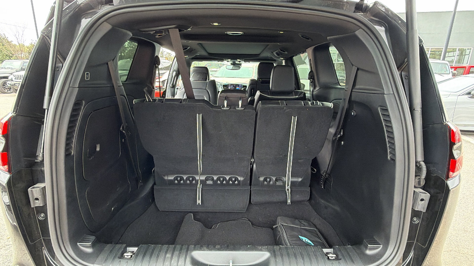 Used 2024 Chrysler Pacifica Premium image 13