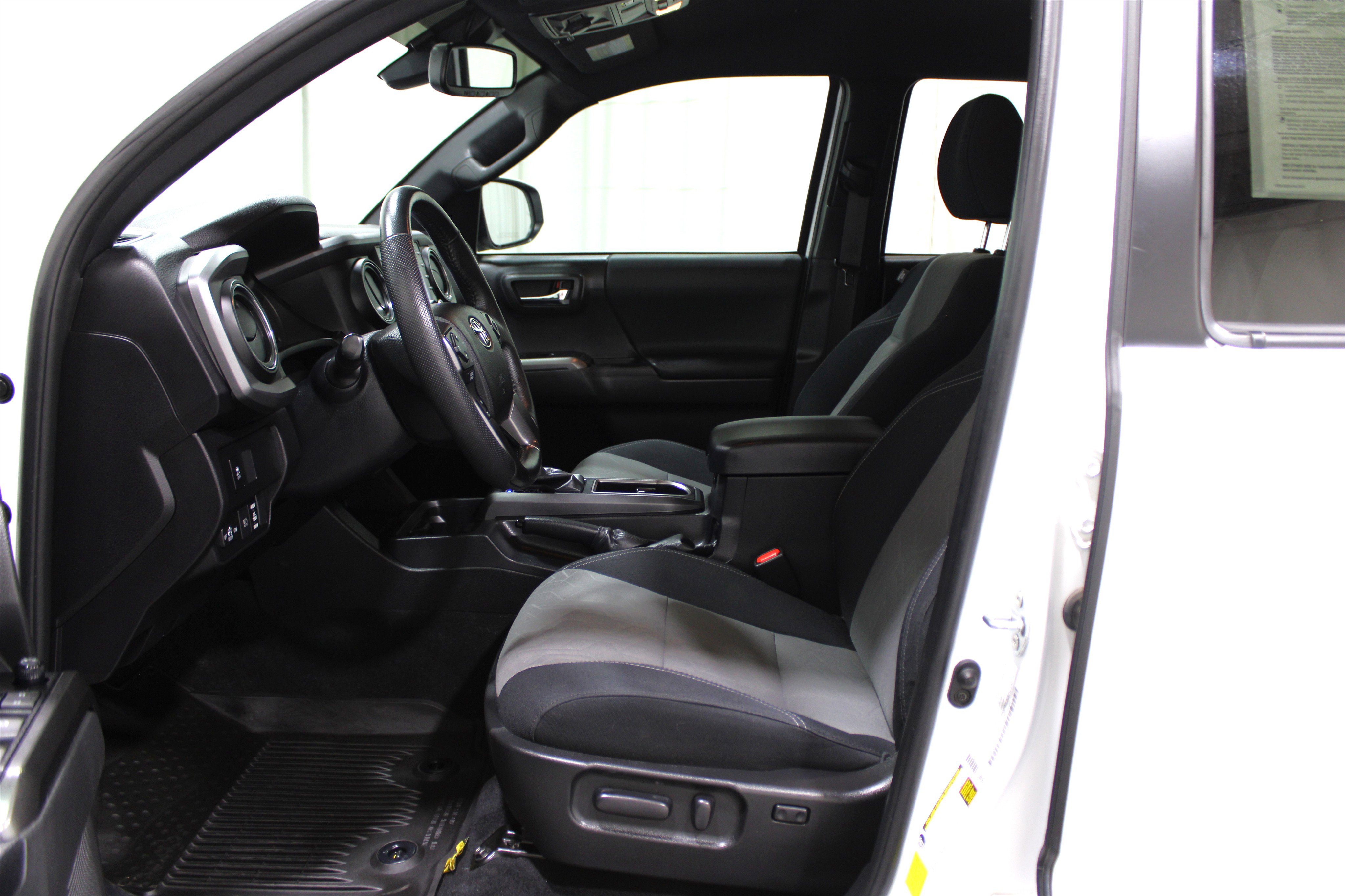 Used 2023 Toyota Tacoma TRD Off-Road w/ Technology Package image 3