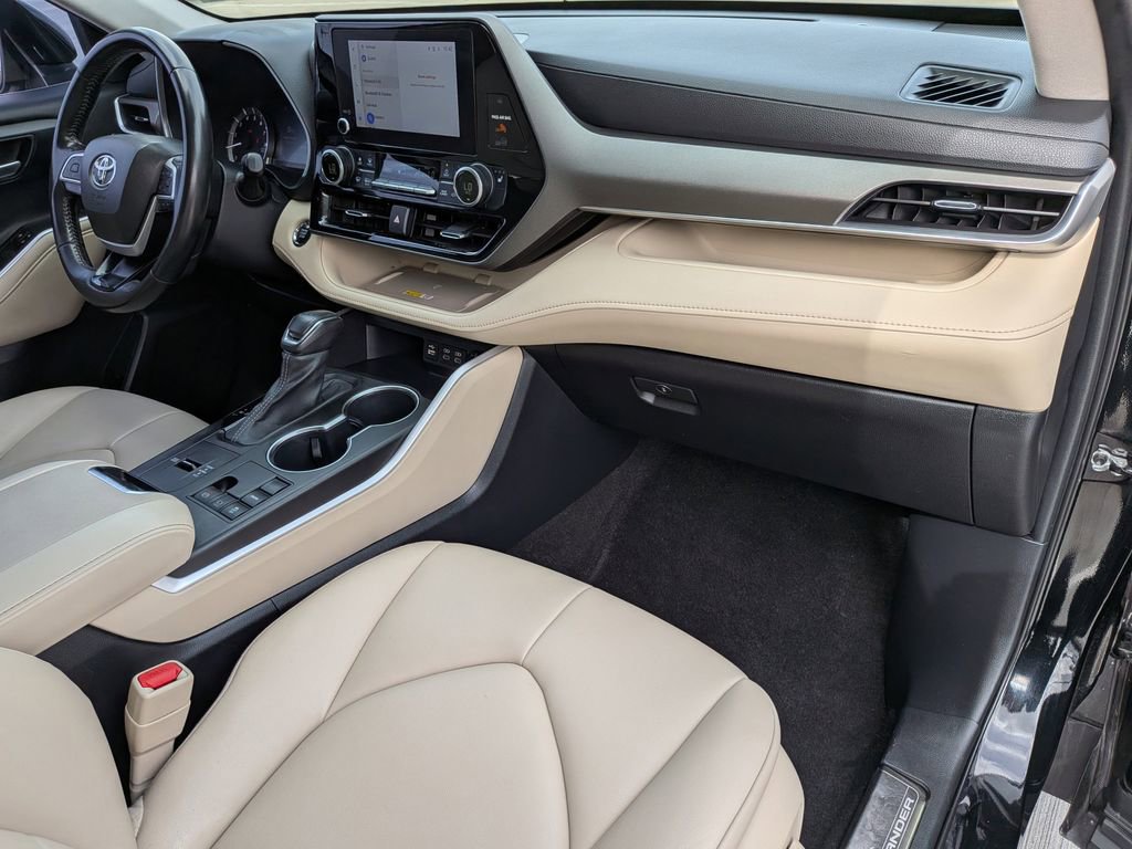 Used 2023 Toyota Highlander XLE image 32