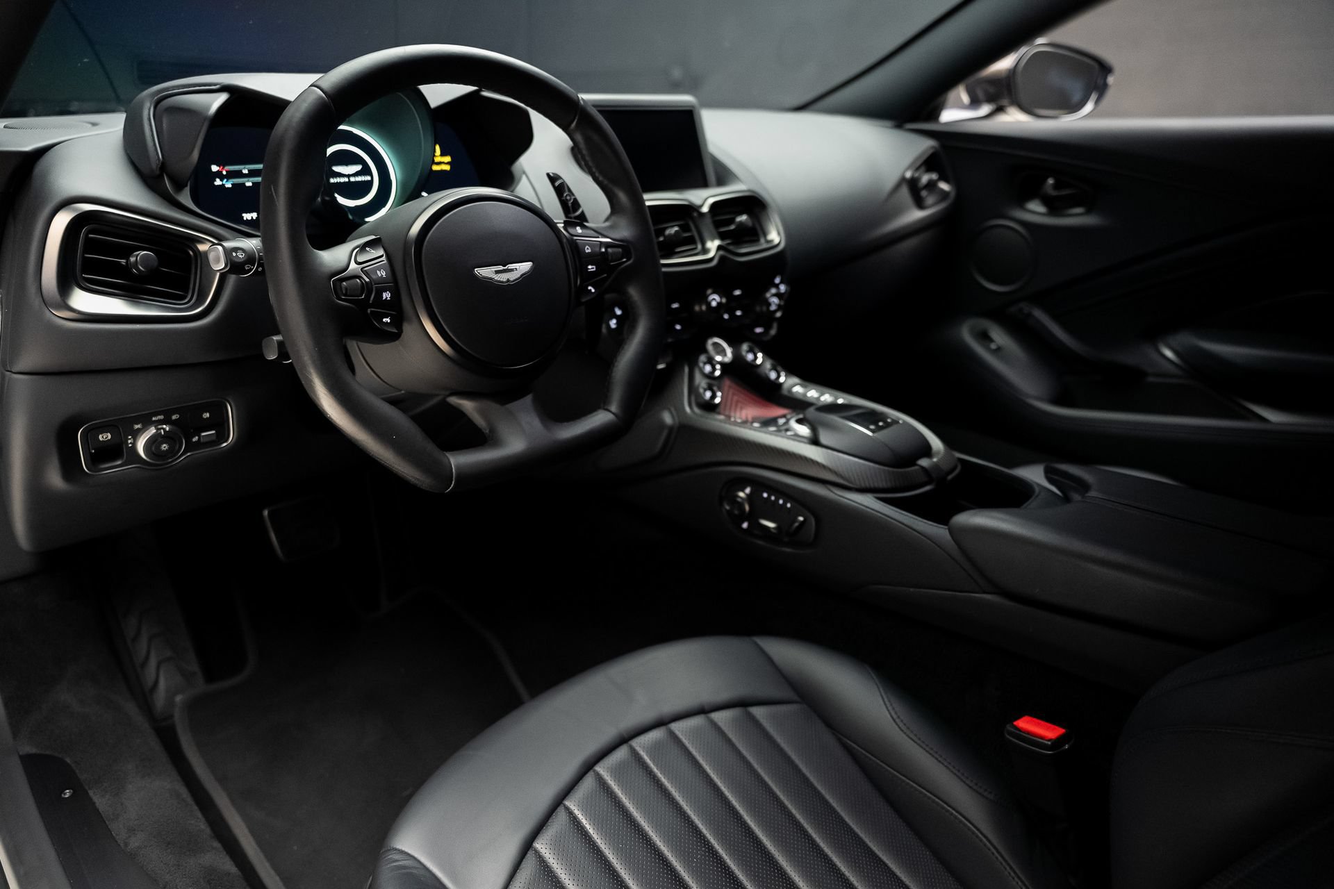 Used 2022 Aston Martin V8 Vantage Coupe RWD image 2