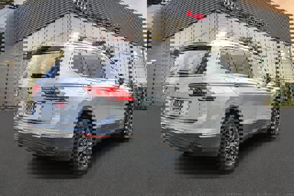 Used 2022 Volkswagen Tiguan SE w/ Panoramic Sunroof Package image 4