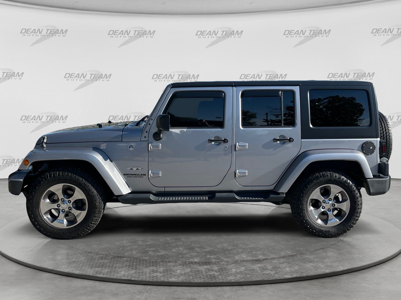 Used 2017 Jeep Wrangler Unlimited Sahara w/ Connectivity Group AWD/4WD image 4