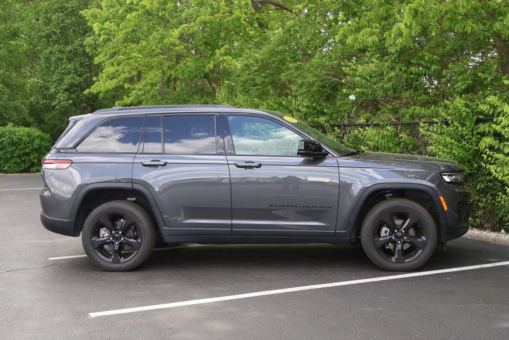 Used 2023 Jeep Grand Cherokee Altitude AWD/4WD image 10