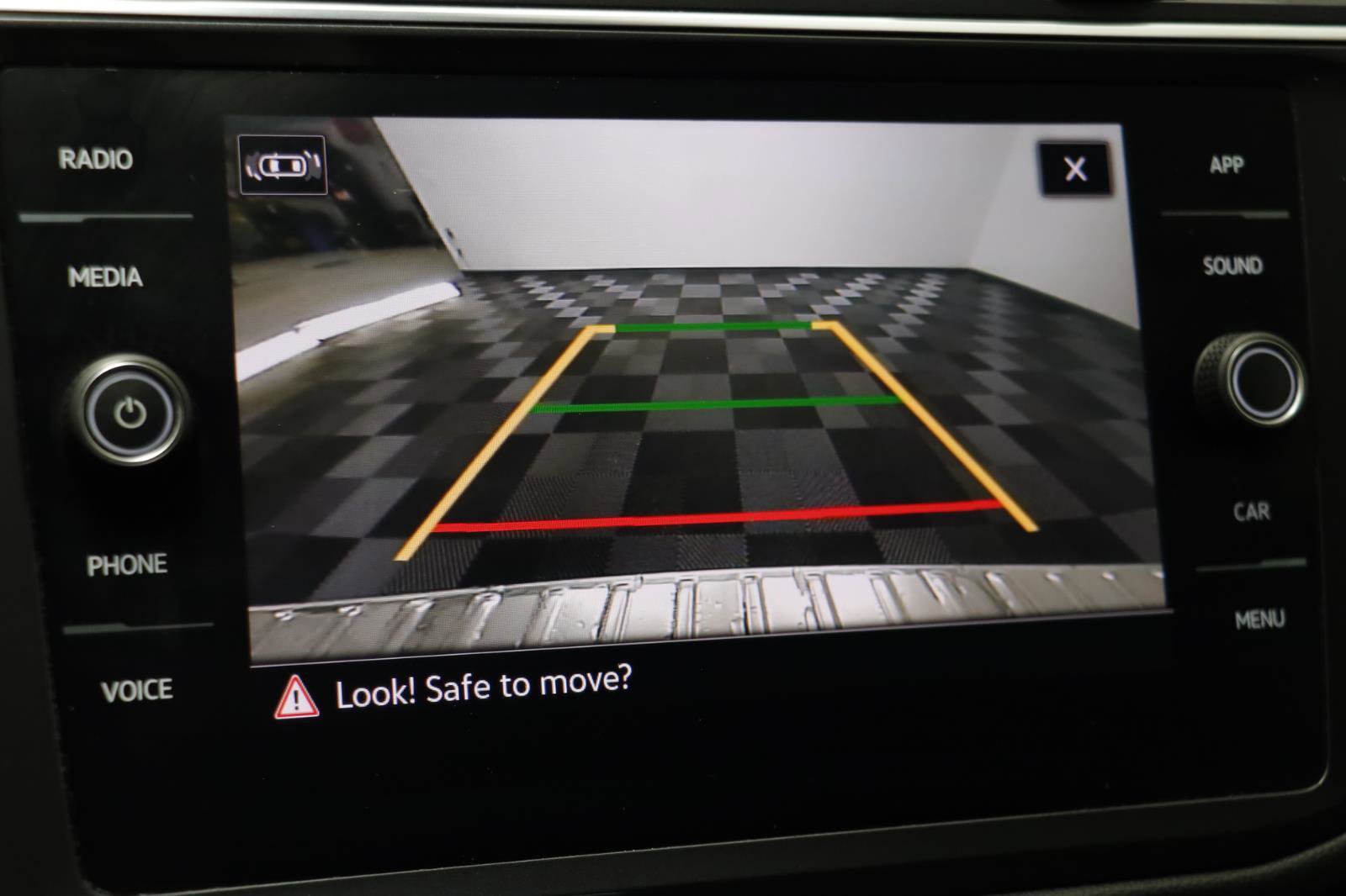 Used 2023 Volkswagen Tiguan SE image 9