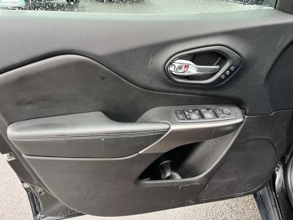 Used 2020 Jeep Cherokee Limited image 24