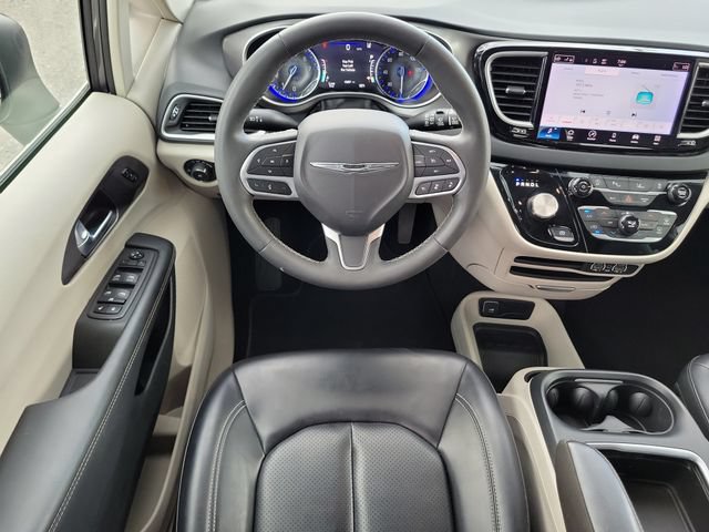 Used 2023 Chrysler Pacifica Touring-L FWD image 17