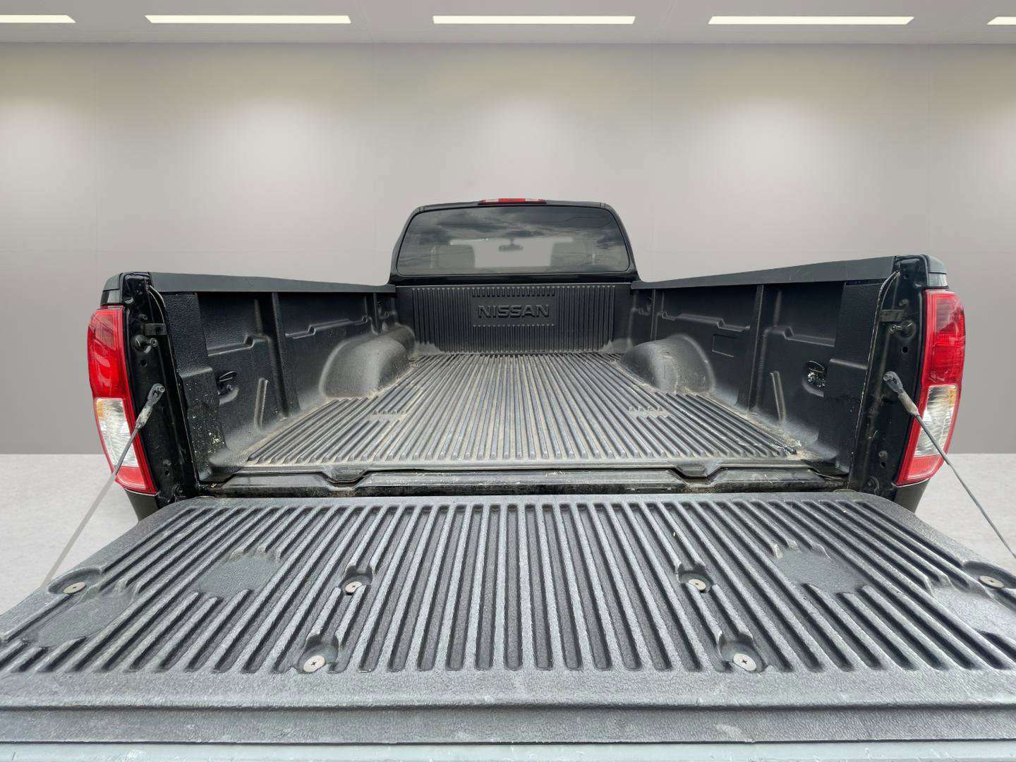 Used 2015 Nissan Frontier SV image 26