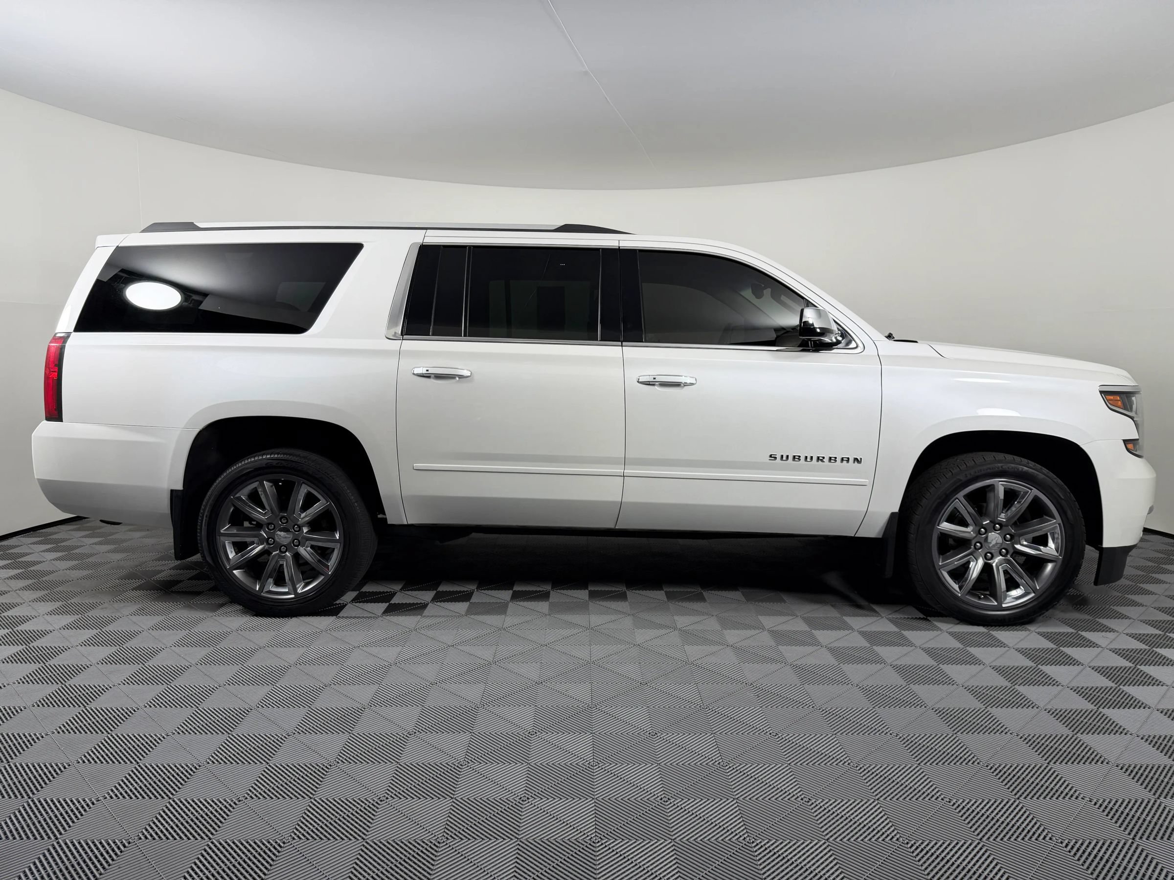 Used 2018 Chevrolet Suburban Premier AWD/4WD image 13