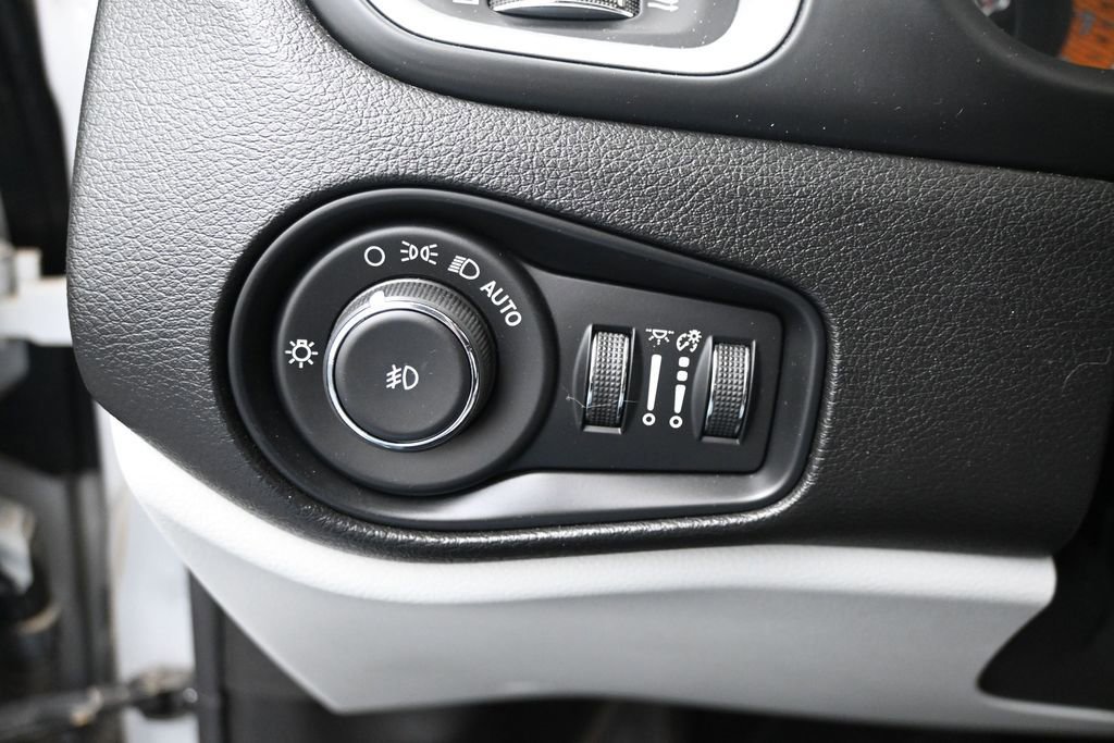 Used 2020 Jeep Renegade Latitude AWD/4WD image 15