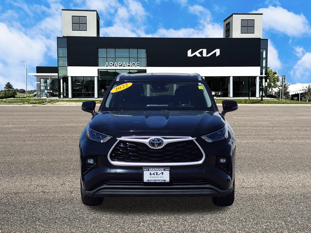 Used 2022 Toyota Highlander XLE AWD/4WD image 3