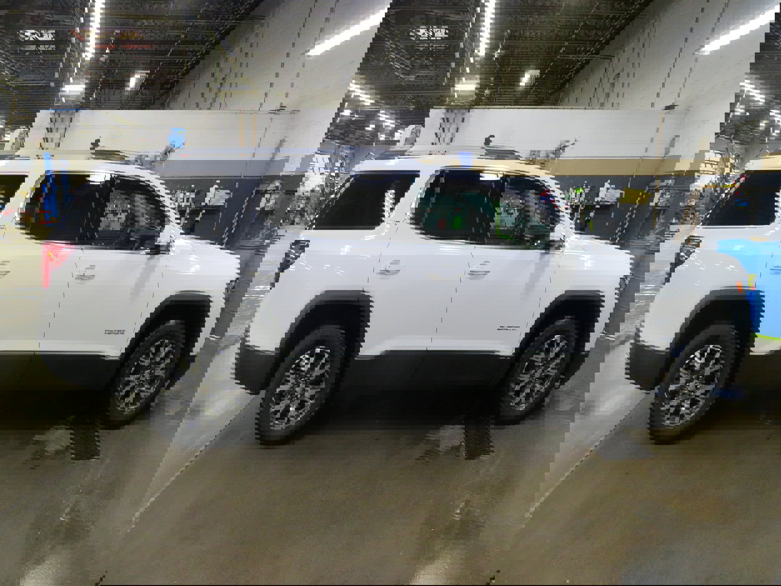 Used 2023 GMC Acadia SLE w/ Driver Convenience Package image 7