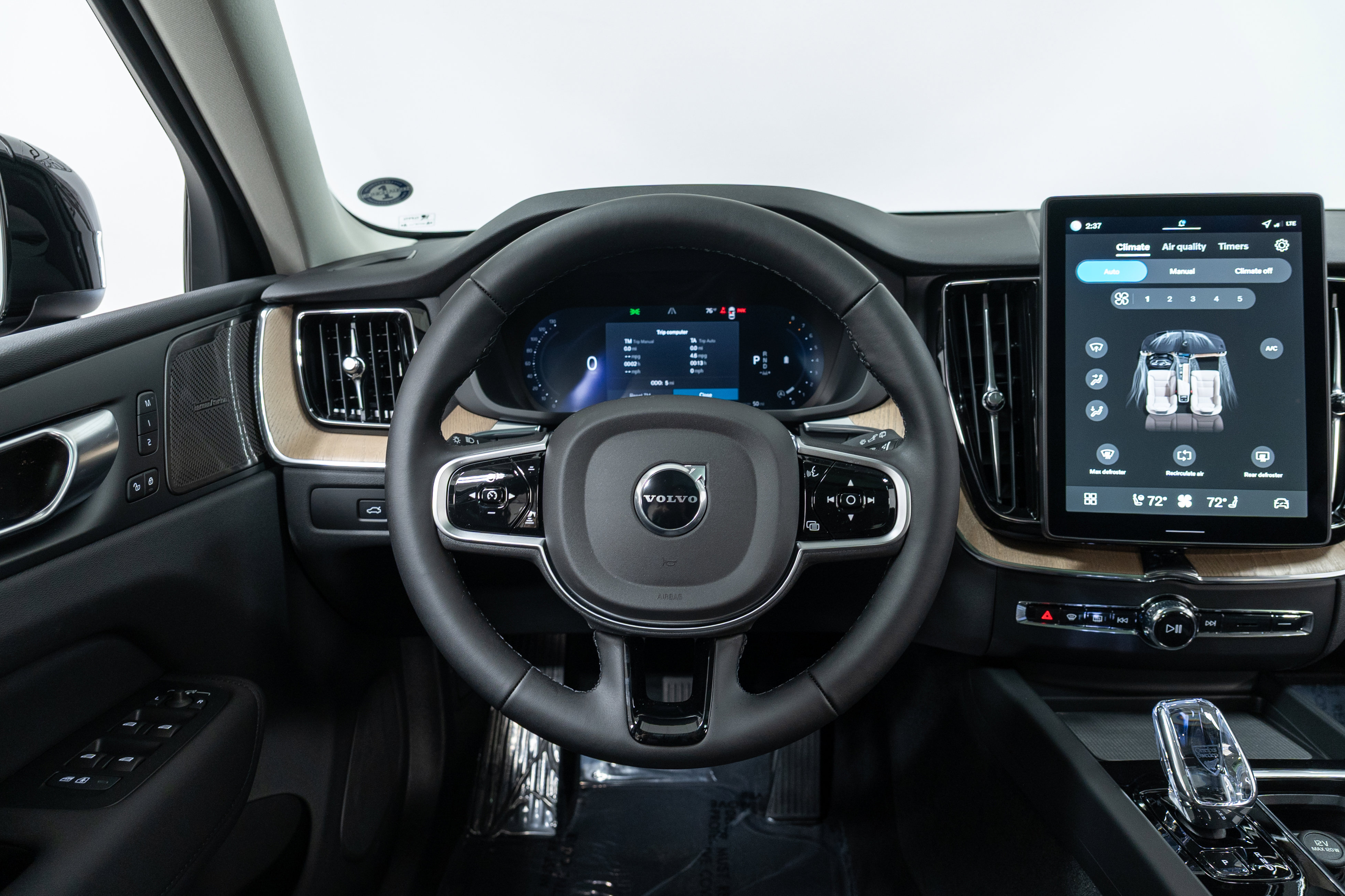 New 2026 Volvo XC60 B5 Plus w/ Climate Package image 17