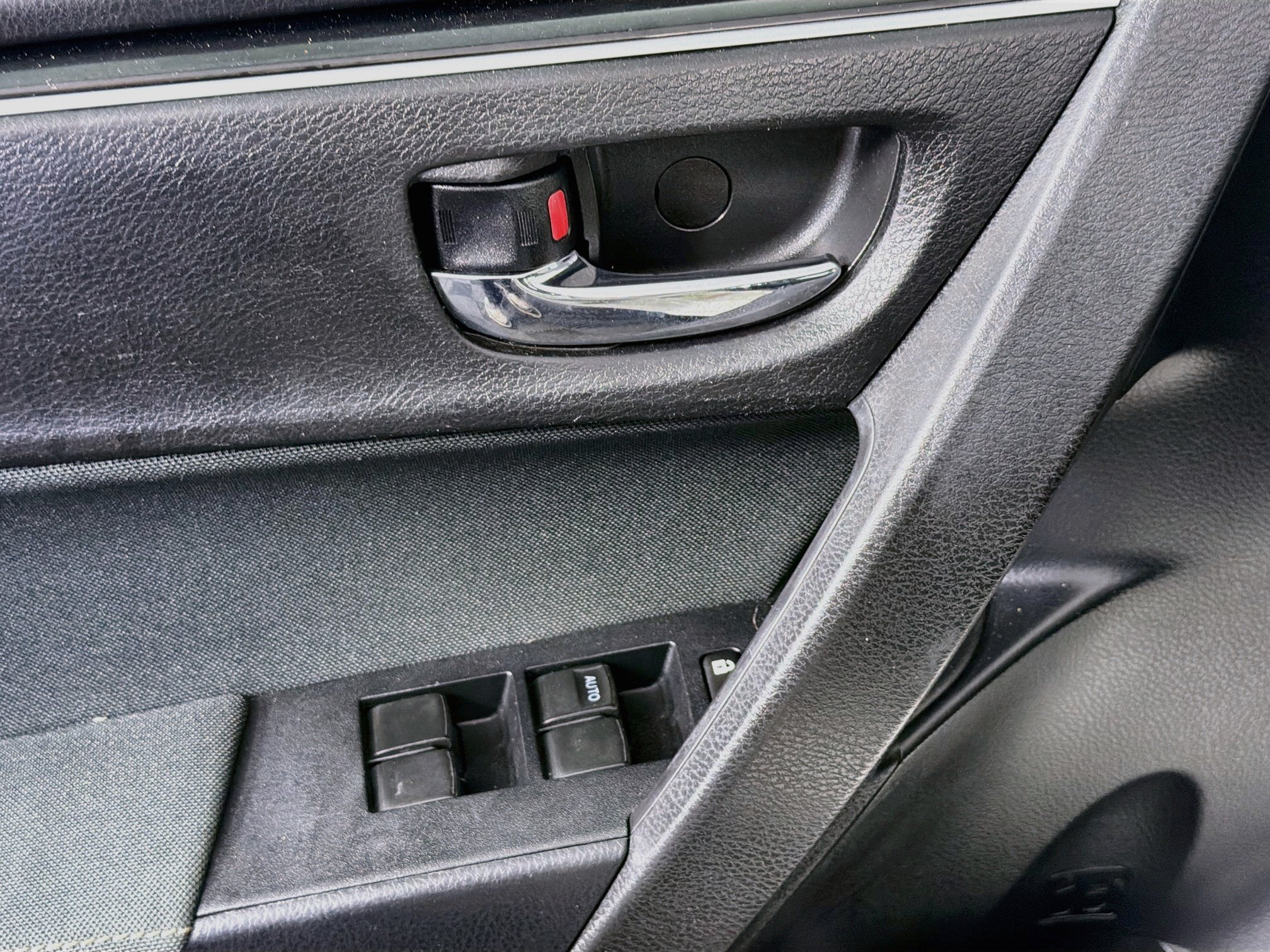 Used 2018 Toyota Corolla LE FWD image 15
