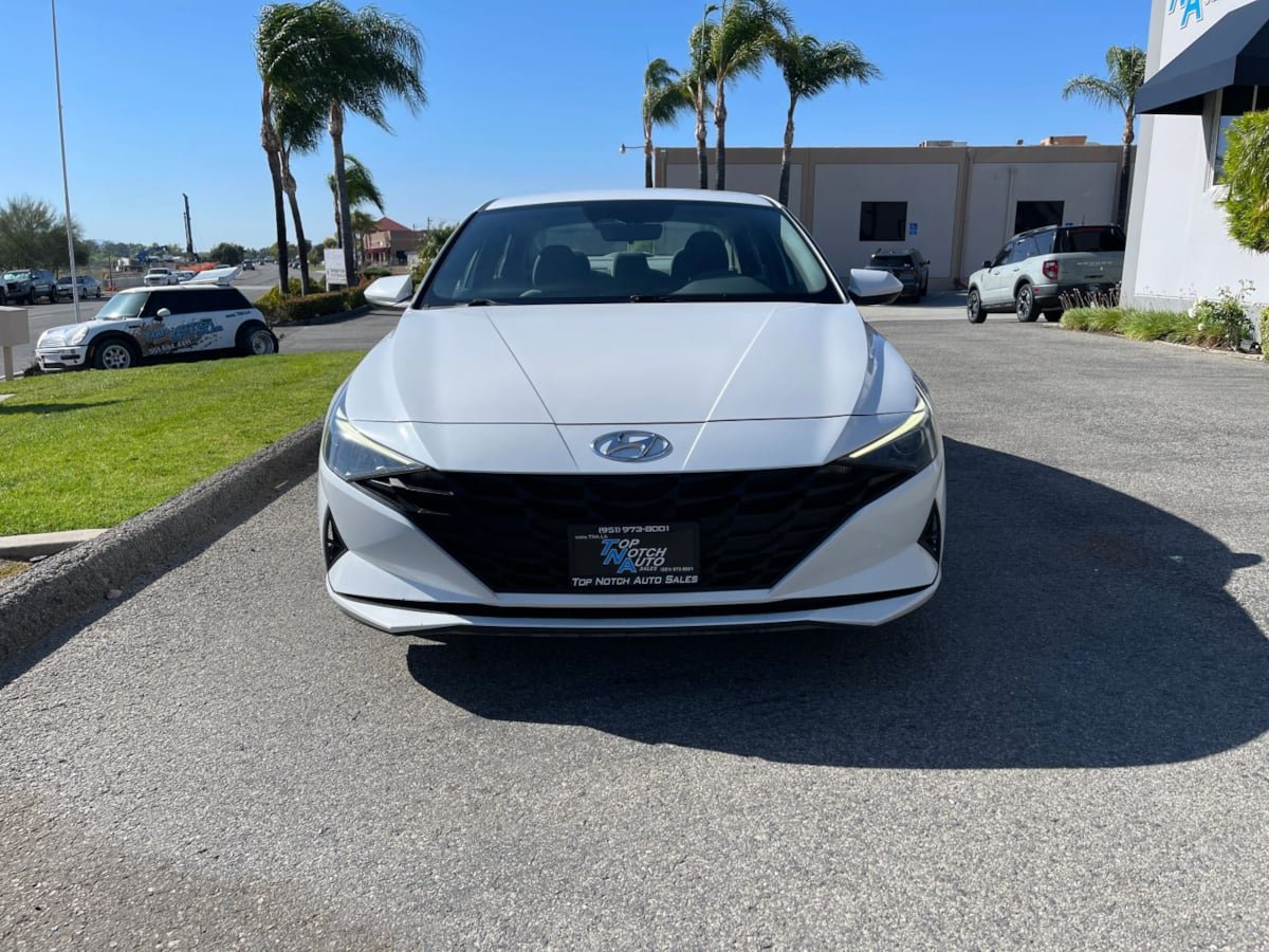 Used 2022 Hyundai Elantra SE FWD image 2