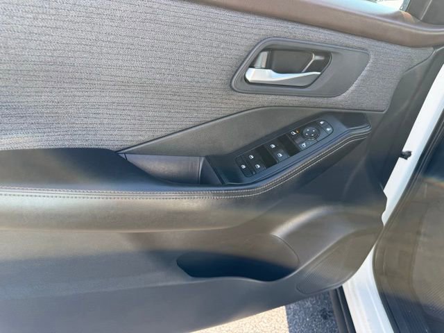 Used 2023 Nissan Rogue SV image 10